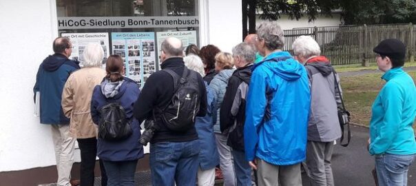 Besucher am Pavillon